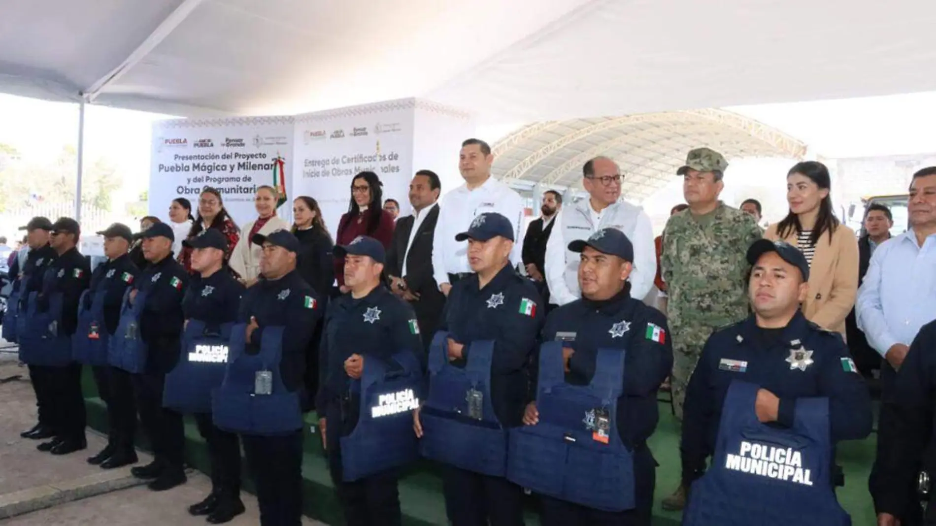 Alejandro Armenta Mier, entregó vehículos y equipamiento a los primeros elementos dela Guardia Civil Turística de Tehuacán